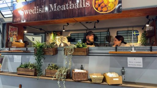 DER TAG - so schmeckt die Grüne Woche - Jaele Vanuls kostet Swedish Meatballs (Quelle: rbb)