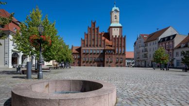 Das historische Rathaus-Gebäude auf dem Marktplatz steht vor dem wolkenlosen Himmel, Quelle: picture alliance/dpa | Monika Skolimowska Das historische Rathaus-Gebäude auf dem Marktplatz steht vor dem wolkenlosen Himmel, Quelle: picture alliance/dpa | Monika Skolimowska