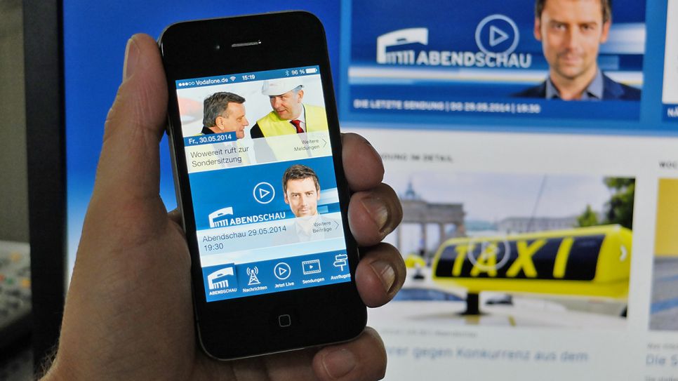 Abendschau App auf einem Smartphone, Quelle: Jörg Pitschmann Abendschau App auf einem Smartphone, Quelle: Jörg Pitschmann