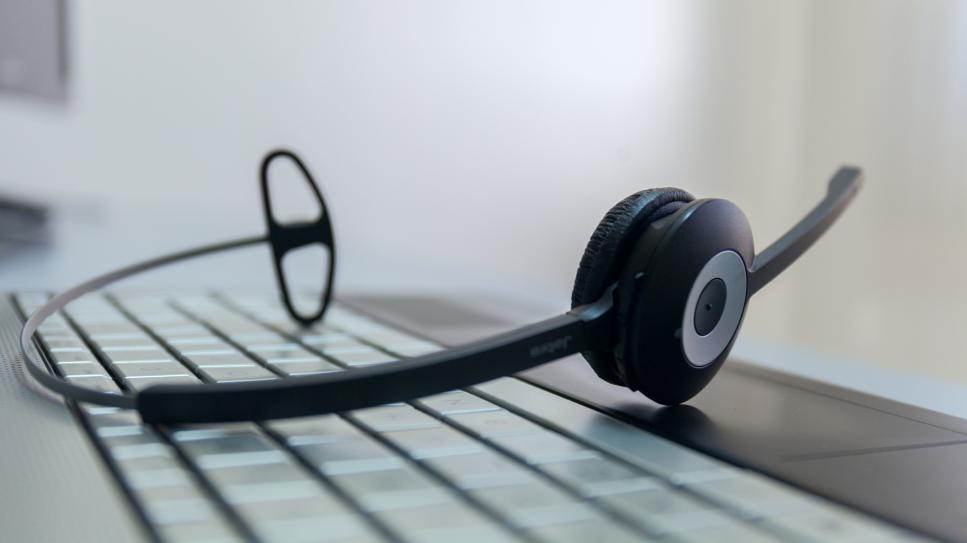 Headset auf einer Computertastatur, Foto: colourbox