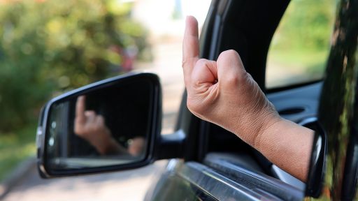 Autofahrer zeigt "Stingefinger"; Symbolfoto zum Thema Beleidigung im Straßenverkehr; Quelle: Colourbox