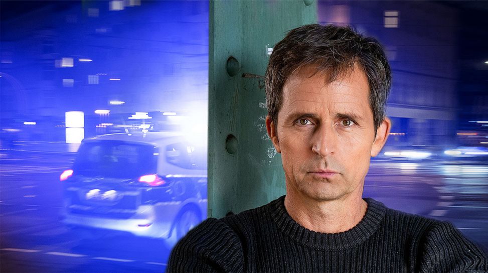 Fotomontage: Uwe Madel vor Polizeiauto, das mit Blaulicht über eine Kreuzung fährt (Quelle: rbb/picture alliance/dpa/Paul Zinken/rbb/Gundula Krause)