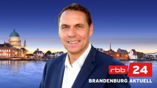 Moderator Raiko Thal vor dem Logo von rbb24 Brandenburg aktuell (Quelle: rbb/Thomas Ernst)