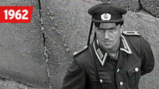 Grenzsoldat an der Mauer - 1962, Quelle: rbb