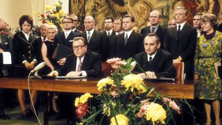 Egon Bahr (vorne re. GER/SPD/Bundesminister für besondere Aufgaben) und Michael Kohl (GDR/SED/Staatssekretär für westdeutsche Fragen) anlässlich der Unterzeichnung des Grundlagenvertrages zwischen der BRD und der DDR in Berlin (Ost), 1972, Bild: imago/Sven Simon