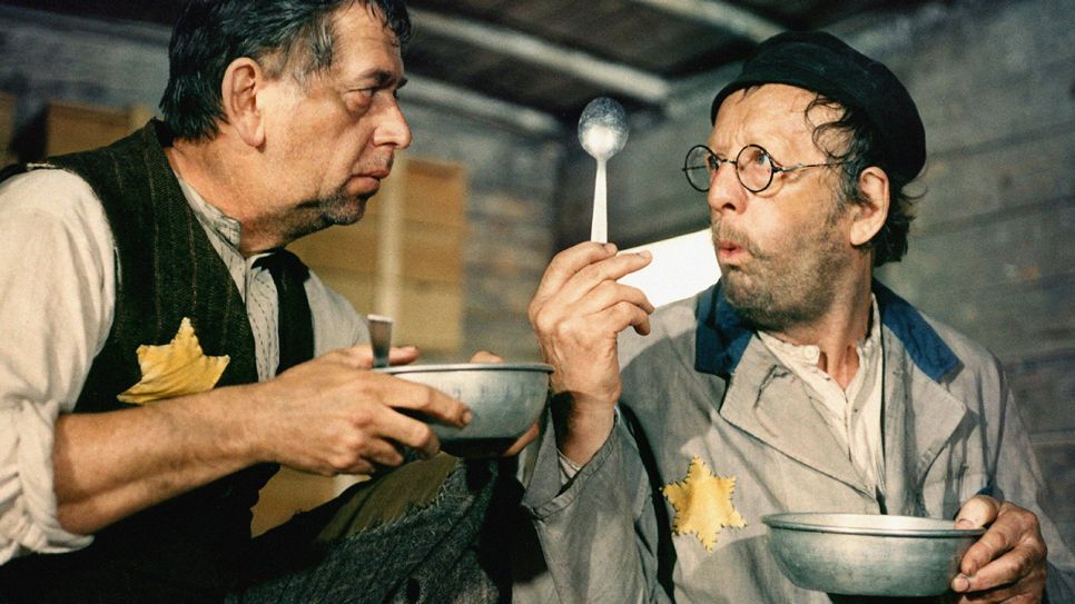 Vlastimil Brodsky und Erwin Geschonneck (re.) im Film von Frank Beyers "Jakob der Lügner", 1975 bei der Berlinale, Bild. imago images/Prod.DB Vlastimil Brodsky und Erwin Geschonneck (re.) im Film von Frank Beyers "Jakob der Lügner", 1975 bei der Berlinale, Bild. imago images/Prod.DB