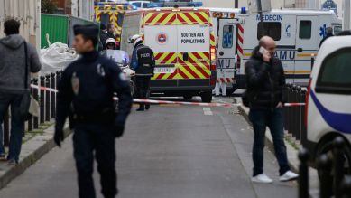 Polizei und Notarztwagen sind am 07.01.2015 im Einsatz nach dem Terroranschlag auf Pariser Satirenmagazin (Quelle: dpa) Polizei und Notarztwagen sind am 07.01.2015 im Einsatz nach dem Terroranschlag auf Pariser Satirenmagazin (Quelle: dpa)