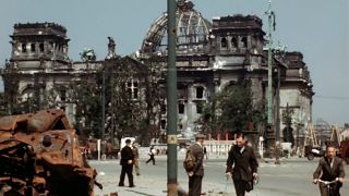 Kriegszerstörter Reichstag 1945 (Bild: rbb)
