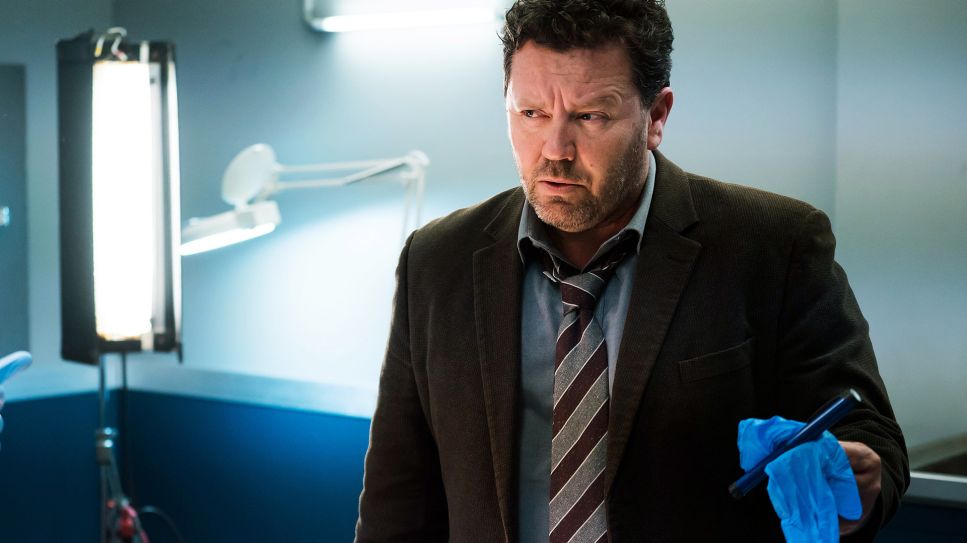 Bild zum Film: Brokenwood - Mord in Neuseeland: Der schwarze Witwer, Quelle: rbb/Degeto/South Pacific Pictures & all3media International Bild zum Film: Brokenwood - Mord in Neuseeland: Der schwarze Witwer, Quelle: rbb/Degeto/South Pacific Pictures & all3media International