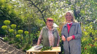 Ulrike Finck und Bärbel Metz im Privatgarten der Familie Metz in Potsdam (Quelle: rbb)