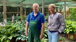 Ulrike Finck ist zu Gast im Hosta-Garten von Manfred Entemann in Teltow