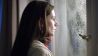 Noa (Neta Riskin) am Fenster; Quelle: rbb/Sebastian Marggraf