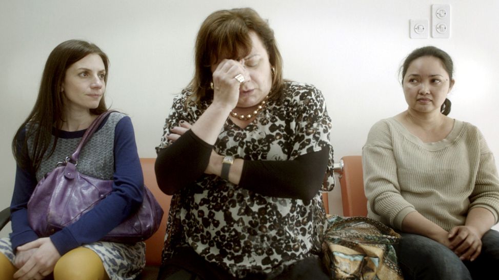 Im Krankenhaus (v.l.n.r.) Noa (Neta Riskin), Rachel (Hanna Laslo) und Rose (Alma Ferreras); Quelle: rbb/Johannes Praus
