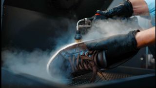 Sneaker beim Schuster (Quelle: IMAGO/Panthermedia/NomadSoul)
