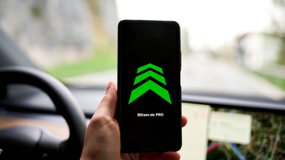 Eine Blitzer-App in Aktion (Quelle: IMAGO / Bihlmayerfotografie)