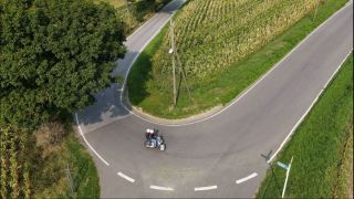 Roller auf Landstraße (Quelle: IMAGO / Uwe Kraft)