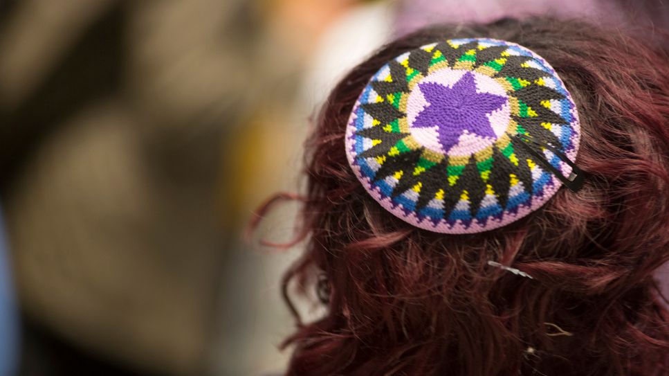 Eine Frau trägt am 08.11.2018 in Berlin eine Kippa. (Quelle: Picture Alliance/Ute Grabowsky)