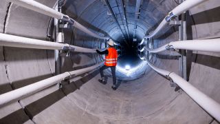 Ein Mitarbeiter vom Übertragungsnetzbetreiber 50Hertz steht am 12.05.2025 in einem Kabeltunnel mit Hochstromkabeln, die von Friedrichshain aus zu einem Umspannwerk in Marzahn führen. (Quelle: Picture Alliance/Christophe Gateau)