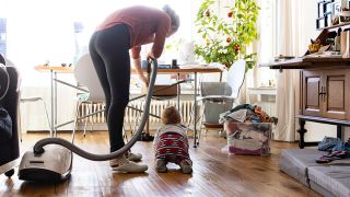 Symbolbild: Frau mt Kind beim Staubsaugen in ihrem Wohnzimmer am 19.12.2019. (Quelle: picture alliance/Ute Grabowsky/photothek.net)