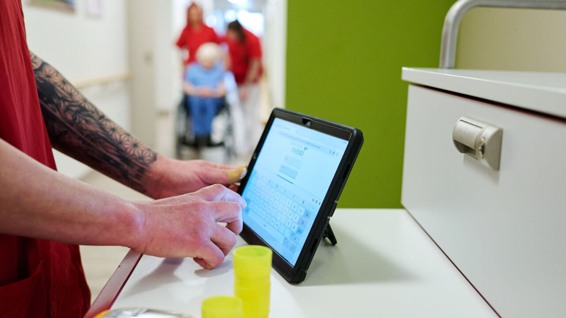 Symbolbild: Eine Pflegekraft dokumentiert ihre Arbeit auf einem Tablet-Computer im DRK-Pflegezentrum. (Quelle: dpa/Thissen)