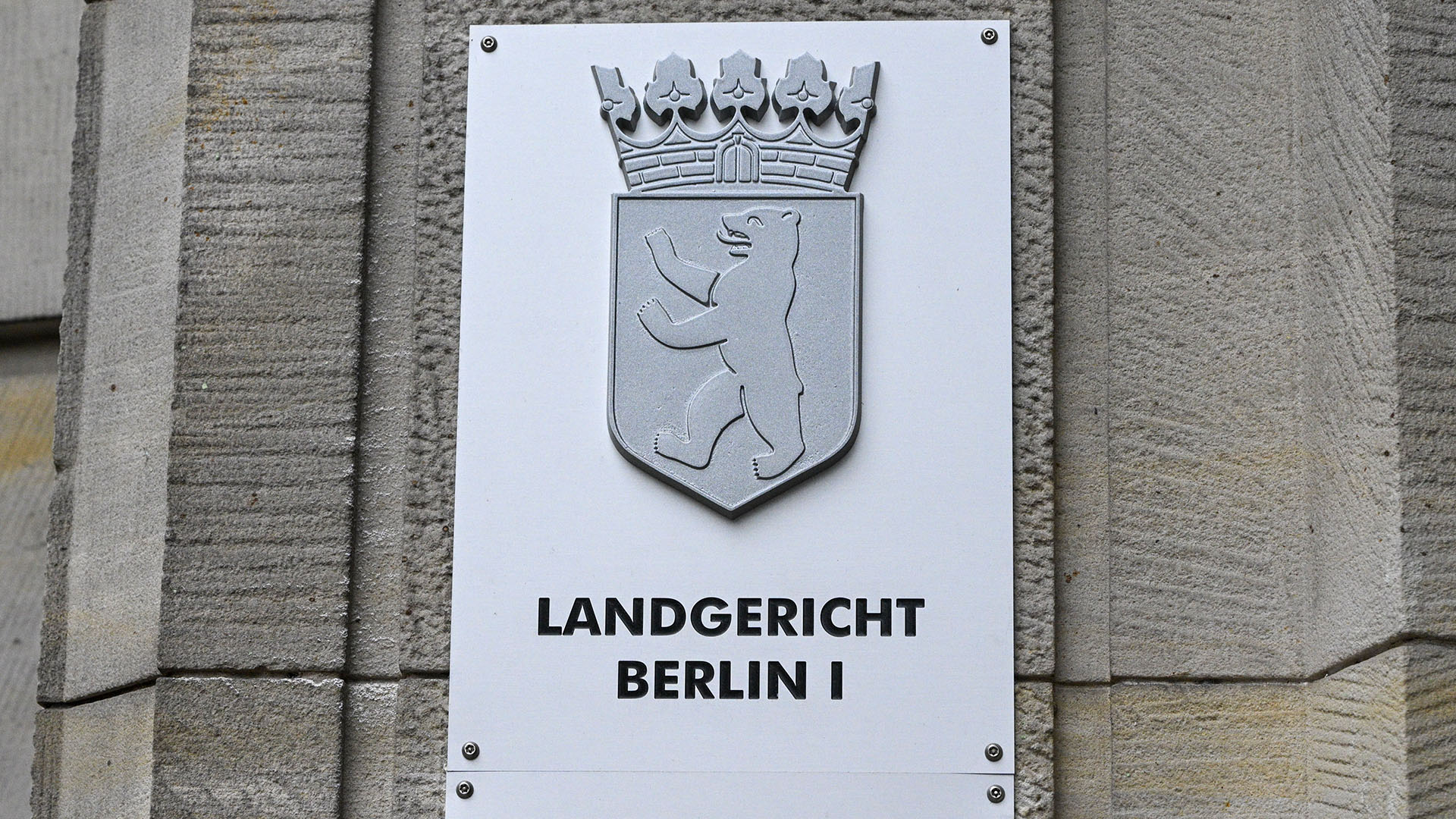 Ein Schild weist auf das Landgericht Berlin an der Fassade zum Kriminalgericht Moabit in der Turmstraße hin. (Quelle: dpa/Jens Kalaene)