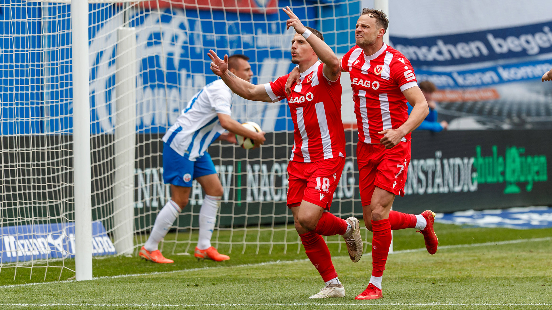 Erik Engelhardt und Timmy Thiele jubeln über das 1:0 gegen Rostock (Quelle: IMAGO / Andy Bünning)