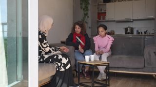 Stadtteilmütter waren ursprünglich in Neukölln unterwegs, mittlerweile helfen sie Familien in ganz Berlin. (Quelle: rbb)