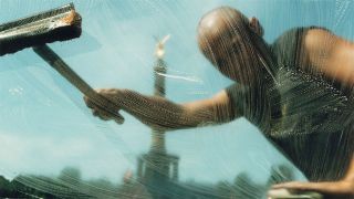 Scheibenputzer vor der Siegessäule (Quelle: rbb/Ute Mahler/OSTKREUZ)