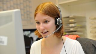 Frau mit Headset (Quelle: rbb/Thomas Ernst)